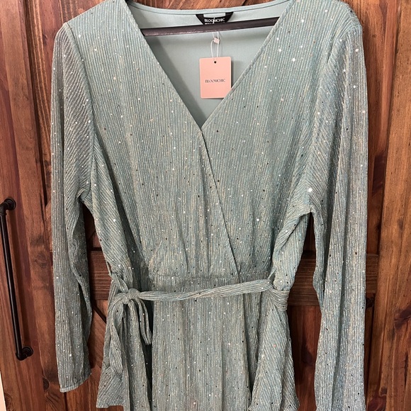 BloomChic Green Long Sleeve Wrap Blouse - Picture 2 of 3